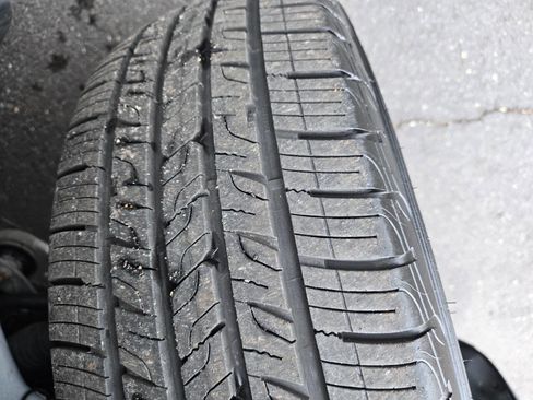 Used 2015 Jeep Cherokee Latitude w/ Cold Weather Group AWD/4WD image 32