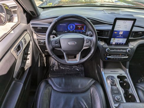 Used 2020 Ford Explorer Platinum w/ Premium Technology Package image 16