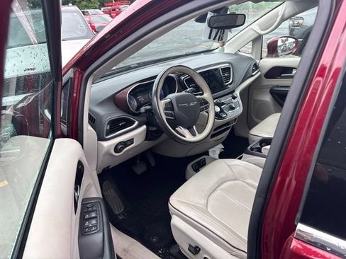 Used 2017 Chrysler Pacifica Limited w/ Advanced Safetytec Group FWD image 13