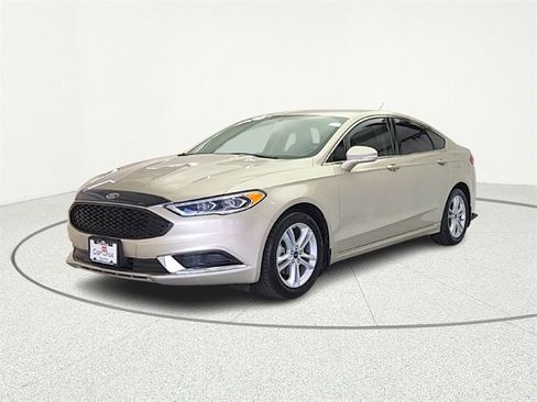 Used 2018 Ford Fusion SE w/ Fusion SE Technology Package image 3