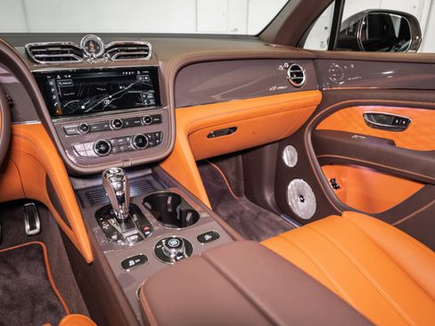 Used 2025 Bentley Bentayga image 32