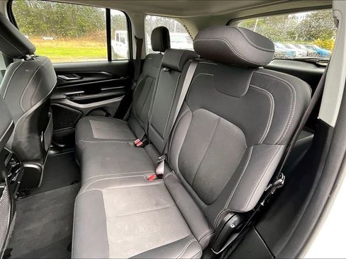 Used 2023 Jeep Grand Cherokee Laredo image 24