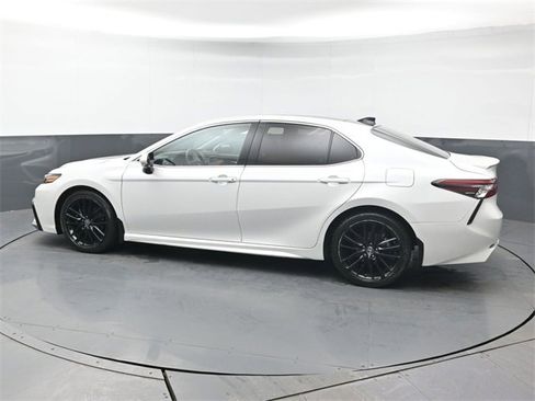 Used 2022 Toyota Camry XSE image 3
