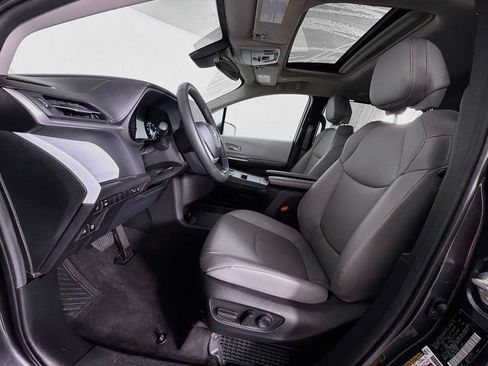 Used 2025 Toyota Sienna XLE FWD image 12
