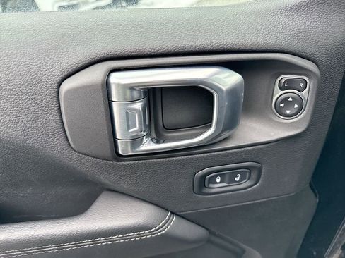 Used 2022 Jeep Wrangler Unlimited Sahara AWD/4WD image 13