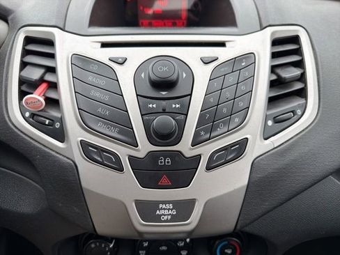 Used 2013 Ford Fiesta SE image 18