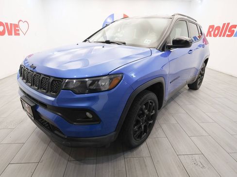 Used 2023 Jeep Compass Latitude w/ Convenience Group AWD/4WD image 1