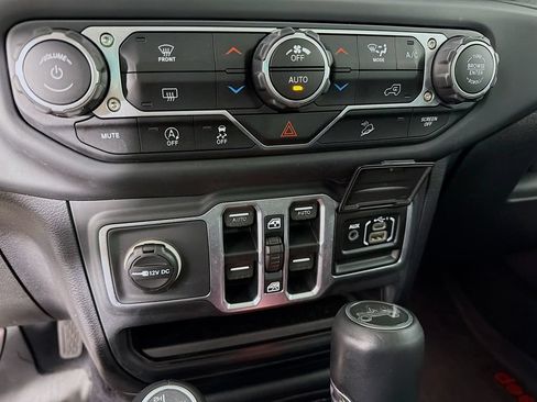 Used 2018 Jeep Wrangler Unlimited Sahara AWD/4WD image 19