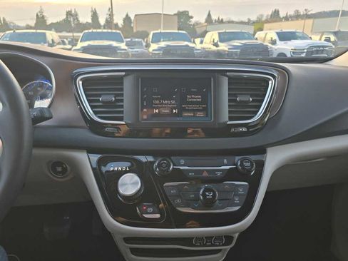 Used 2023 Chrysler Voyager LX image 12