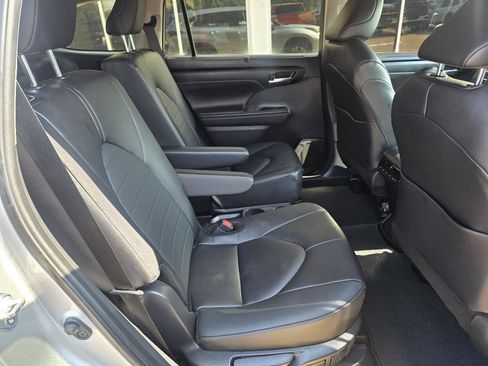 Used 2024 Toyota Highlander XLE AWD/4WD image 23