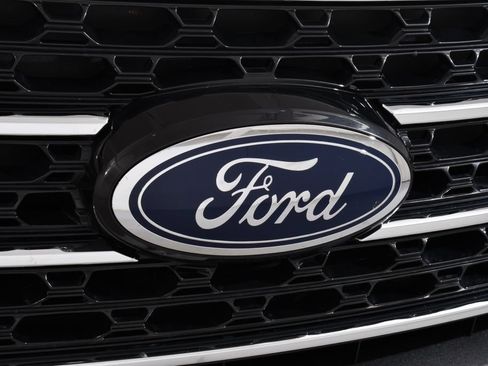 Used 2023 Ford Explorer XLT w/ Equipment Group 202A AWD/4WD image 22