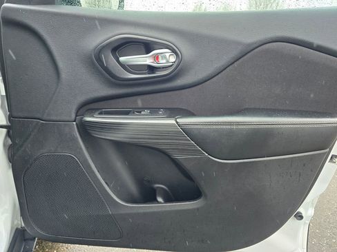 Used 2015 Jeep Cherokee Latitude w/ Comfort/Convenience Group image 16