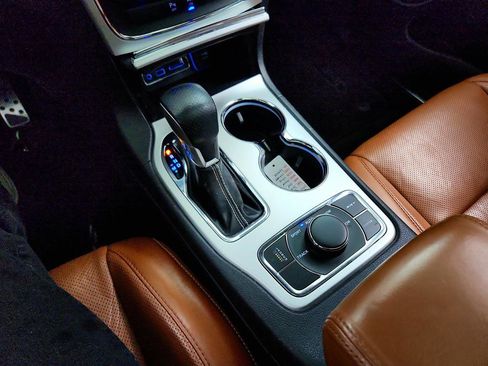 Used 2016 Jeep Grand Cherokee SRT image 19