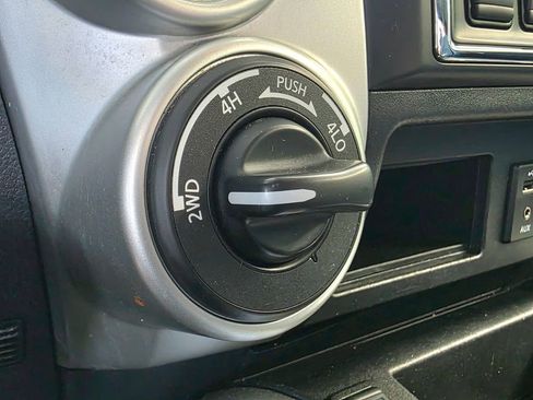 Used 2018 Nissan Titan SV w/ SV Convenience Package AWD/4WD image 22