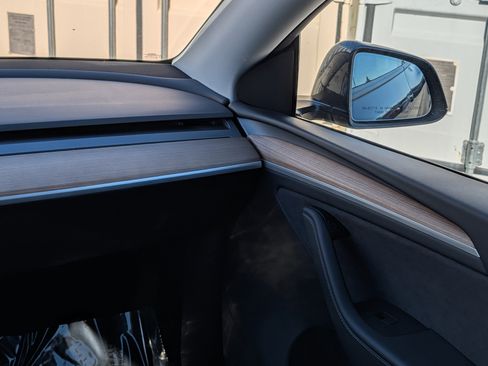 Used 2024 Tesla Model Y Long Range image 17