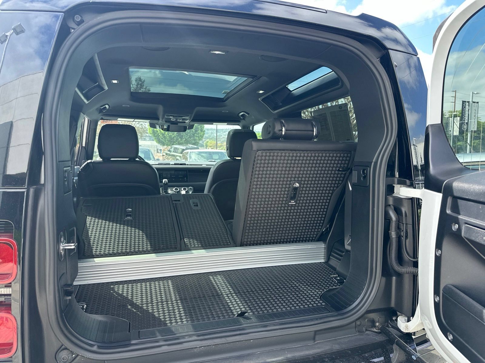 Used 2024 Land Rover Defender 90 X-Dynamic SE AWD/4WD image 11