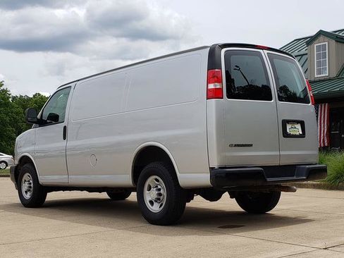 Used 2018 Chevrolet Express 2500 w/ Driver Convenience Package RWD image 3