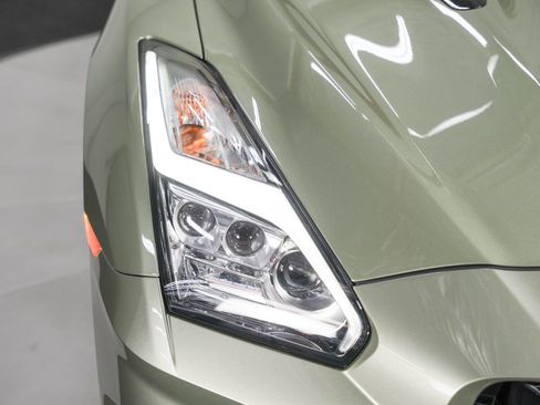 Used 2024 Nissan GT-R T-spec Dual-clutch 6-Speed Tra w/ Floor Mat Package image 12