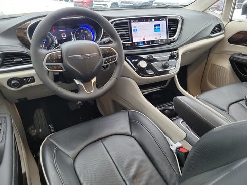 Used 2024 Chrysler Pacifica Limited w/ Trailer Tow Group image 19