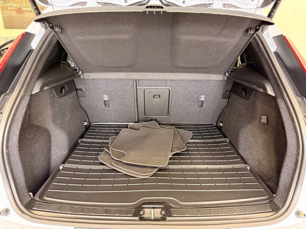 Used 2026 Volvo XC40 B5 Plus AWD/4WD image 23