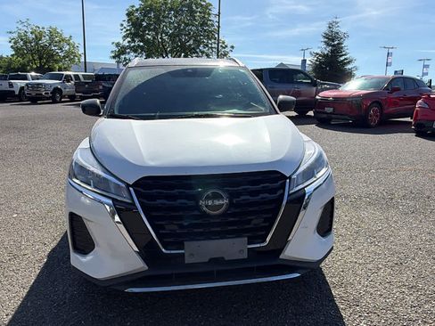 Used 2023 Nissan Kicks SV FWD image 2