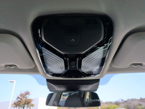 Certified 2025 BMW X7 xDrive40i w/ Premium Package image 27