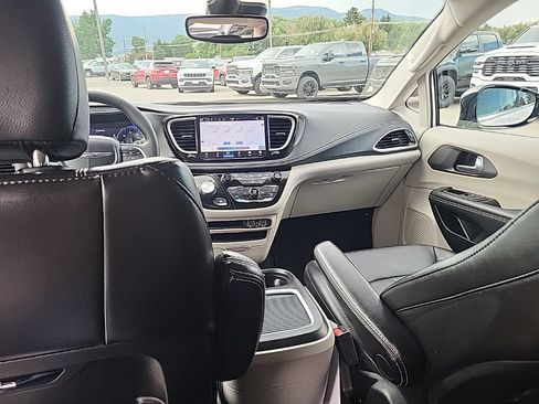 Used 2024 Chrysler Pacifica Touring-L FWD image 16