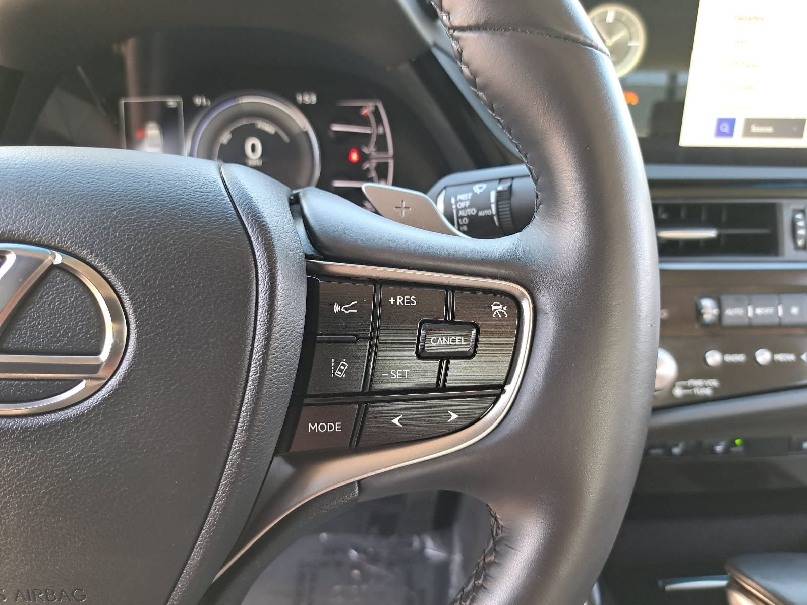 Used 2024 Lexus ES 300h w/ Premium Package FWD image 18