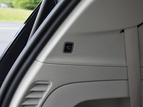 Used 2019 Chrysler Pacifica Touring-L Plus FWD image 37
