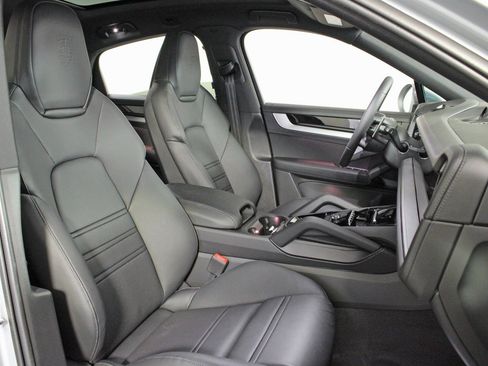 Used 2025 Porsche Cayenne image 40