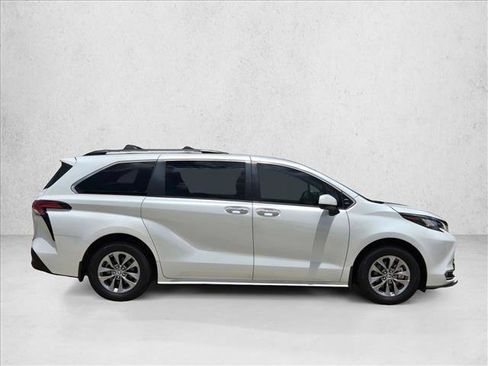 Used 2022 Toyota Sienna XLE FWD image 4