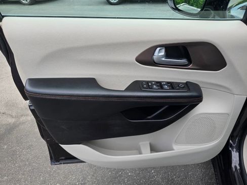 Used 2017 Chrysler Pacifica Touring-L FWD image 12