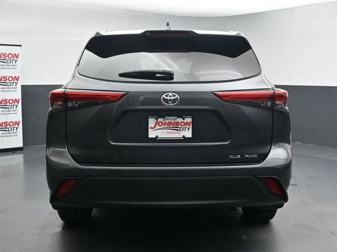 Used 2021 Toyota Highlander XLE AWD/4WD image 7