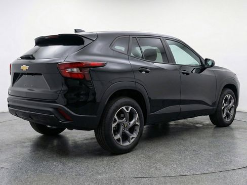 Used 2025 Chevrolet Trax LT w/ LT Convenience Package FWD image 9