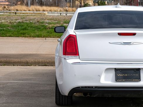 Used 2018 Chrysler 300 Limited image 42