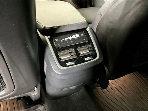 Used 2024 Volvo XC90 B6 Plus image 34