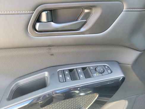 Certified 2025 Nissan Pathfinder S FWD image 16