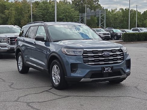 Used 2025 Ford Explorer Active AWD/4WD image 1