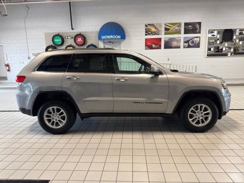 Used 2018 Jeep Grand Cherokee Laredo AWD/4WD image 2