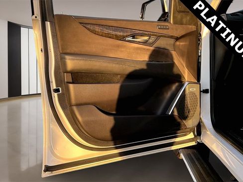 Used 2019 Cadillac Escalade Platinum image 18