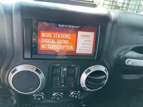 Used 2014 Jeep Wrangler Unlimited Sahara w/ Connectivity Group AWD/4WD image 9