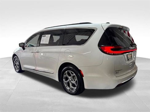 Used 2023 Chrysler Pacifica Limited FWD image 7