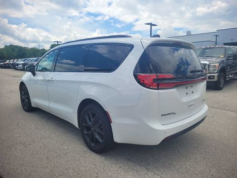 Used 2023 Chrysler Pacifica Touring-L w/ S Appearance Package AWD/4WD image 4