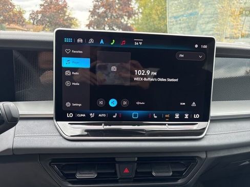 New 2025 Volkswagen Tiguan SE image 13