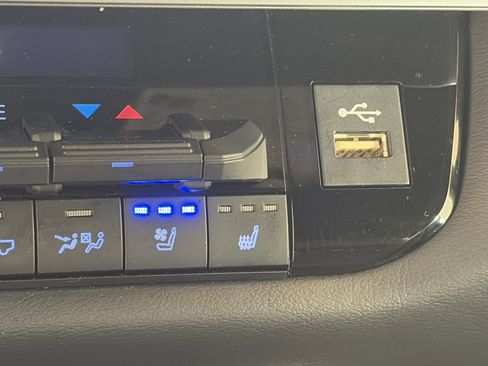 Used 2023 Toyota Tundra Platinum w/ Advanced Package image 24