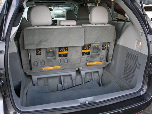 Used 2014 Toyota Sienna XLE image 28