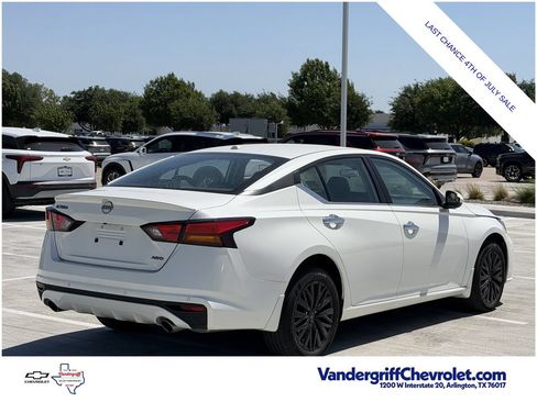 Used 2025 Nissan Altima 2.5 SV w/ SV Special Edition Package AWD/4WD image 4
