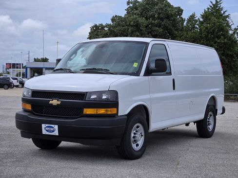 Used 2026 Chevrolet Express 2500 w/ Driver Convenience Package RWD image 3