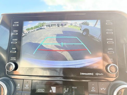 Used 2022 Toyota Highlander XLE image 19