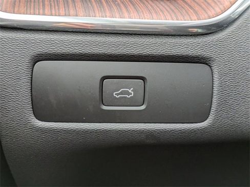 Used 2024 Volvo XC60 B5 Plus image 28